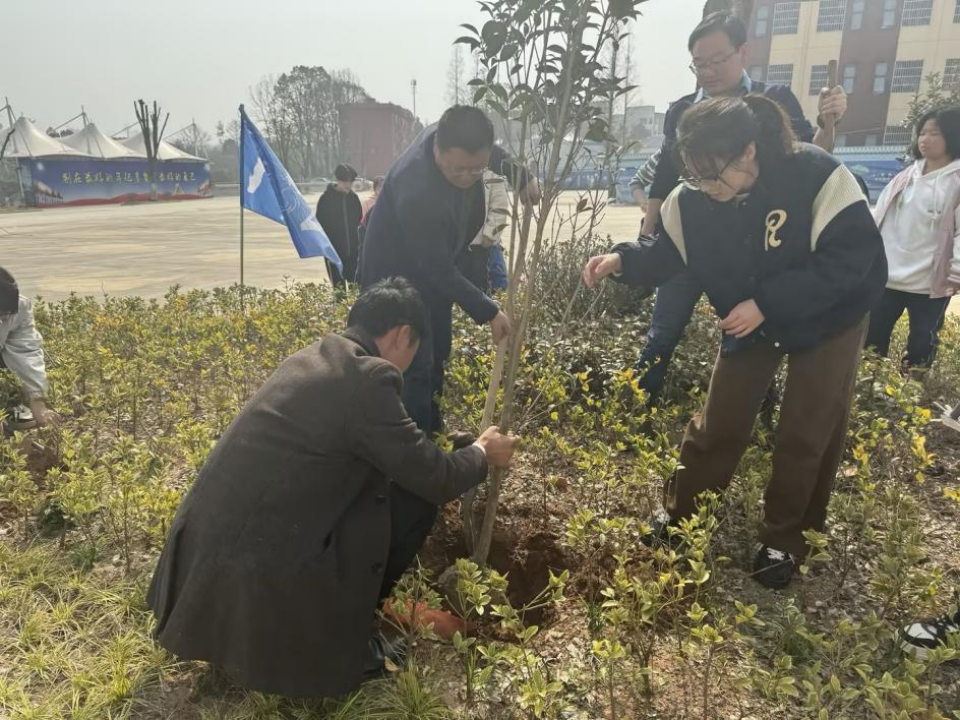 植树启新程 绿意筑梦行——怀宁县中等专业学校开展植树节活动
