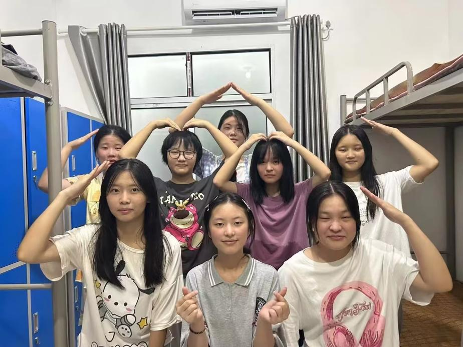 关怀入寝室，温情暖人心 ——怀宁县中等专业学校班主任开展宿舍查寝工作