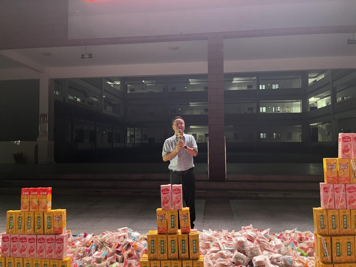 温情满校园，共赏中秋月 ——执行校长余得高携校领导及教师陪留校学生欢度中秋佳节