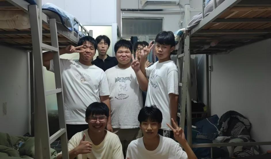 温情满校园，共赏中秋月 ——执行校长余得高携校领导及教师陪留校学生欢度中秋佳节