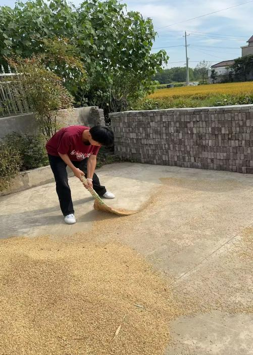 国庆假期里的温馨篇章：怀宁中专学生以德育作业 践行感恩教育