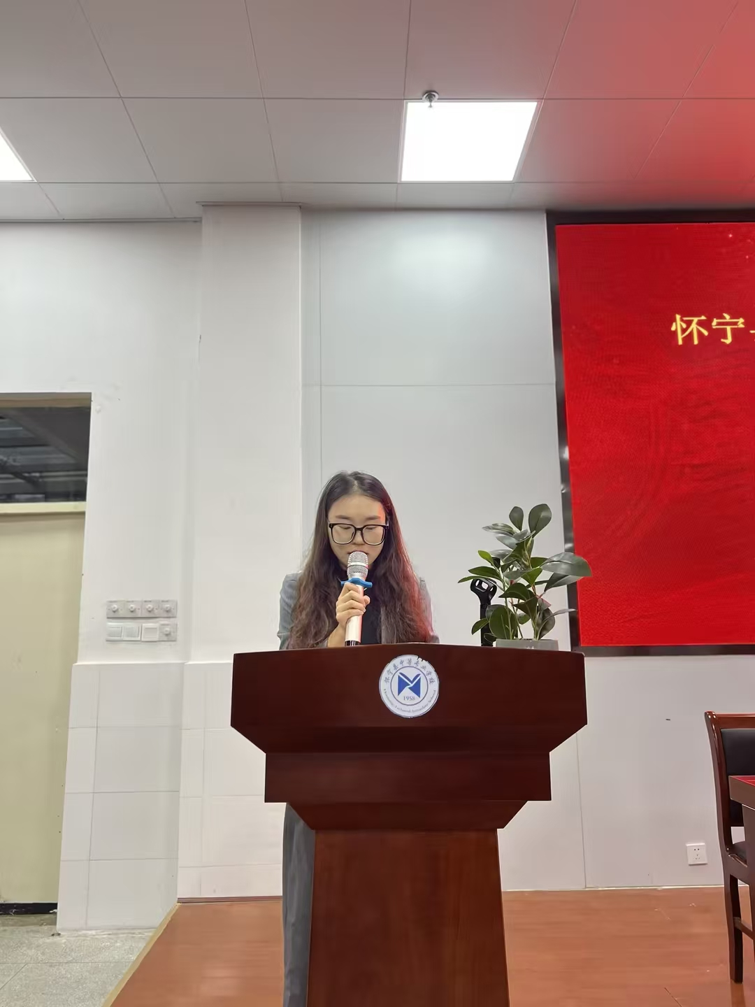 怀宁县中等专业学校 2025 届高考质量目标任务落实推进会：庄重签约，为高考蓄力