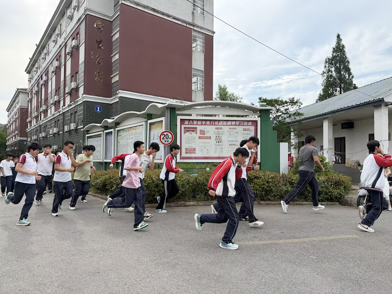 防患未“燃”筑防线 实战砺兵护平安  ——怀宁中专开展消防安全应急疏散演练