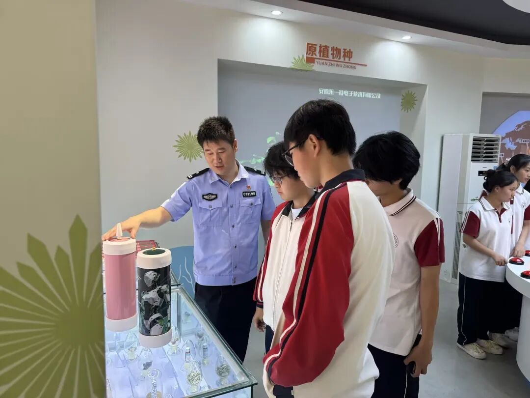 筑牢禁毒思想防线 守护青春纯净蓝天  ——怀宁中专组织师生走进县禁毒教育基地开展警示教育活动